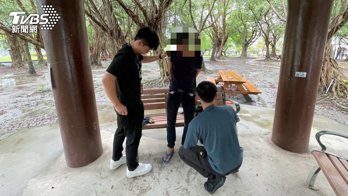 黃姓通緝犯在公園涼亭休息時被警方查緝逮捕。(圖/TVBS)