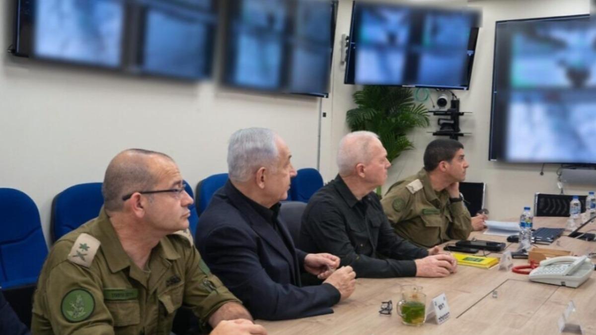 納坦雅胡(左二)在地下指揮室監督以軍行動。(圖/翻攝time of israel)