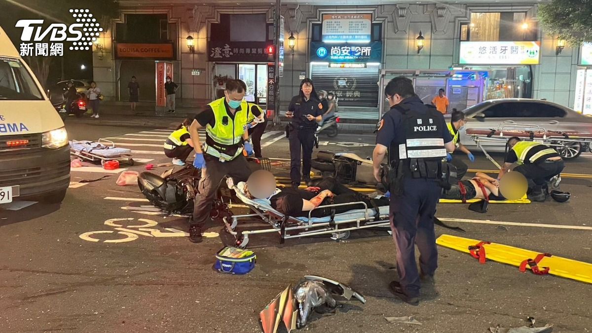 都闖紅燈!夫妻雙載路口對撞外送員 夫搶救12小時亡