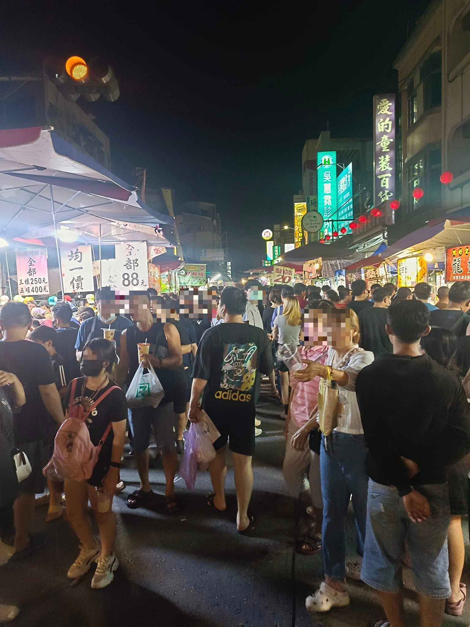只有3天的文化祭夜市擠得水洩不通。(圖/翻攝自路上觀察學院臉書)