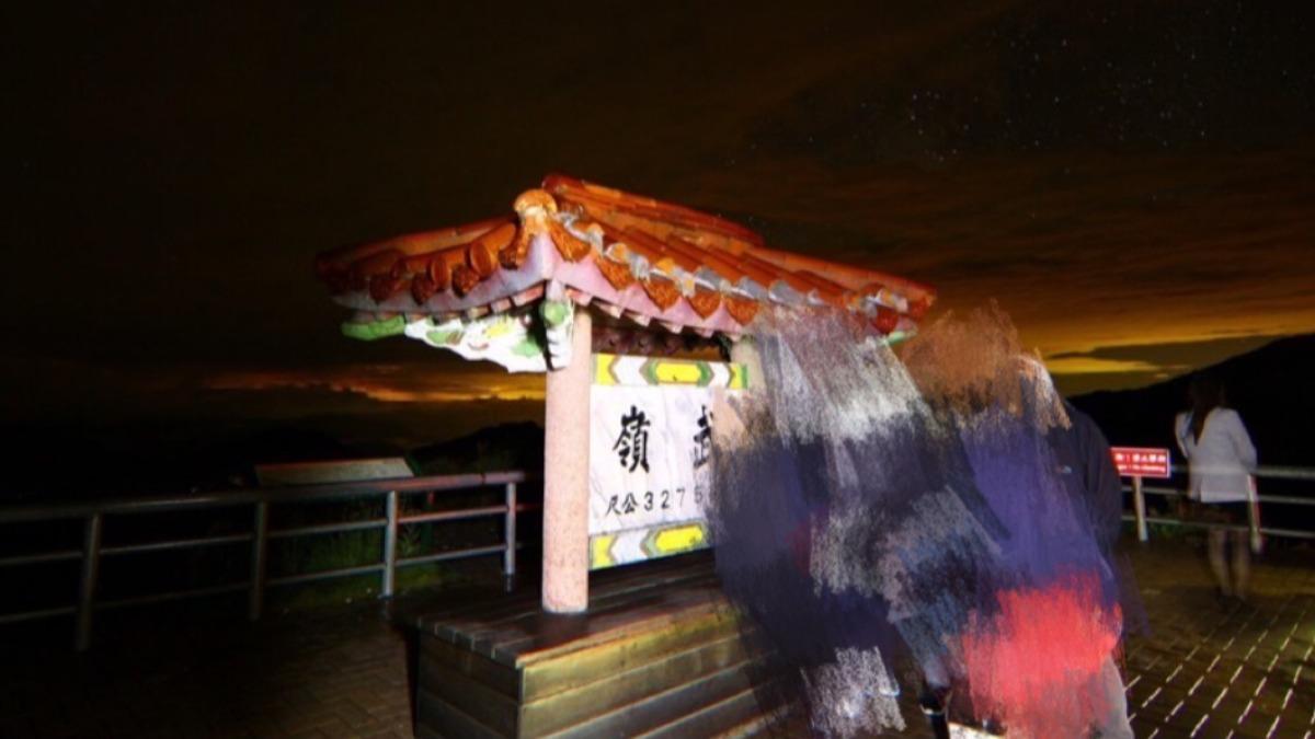 鬼月夜衝武嶺!他打卡照驚見「透明白衣OL」 內行人解惑了