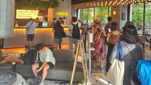 史丹利分享台中飯店下午三點等待入住人潮。（圖／翻攝自熱血史丹利大叔應援團臉書）