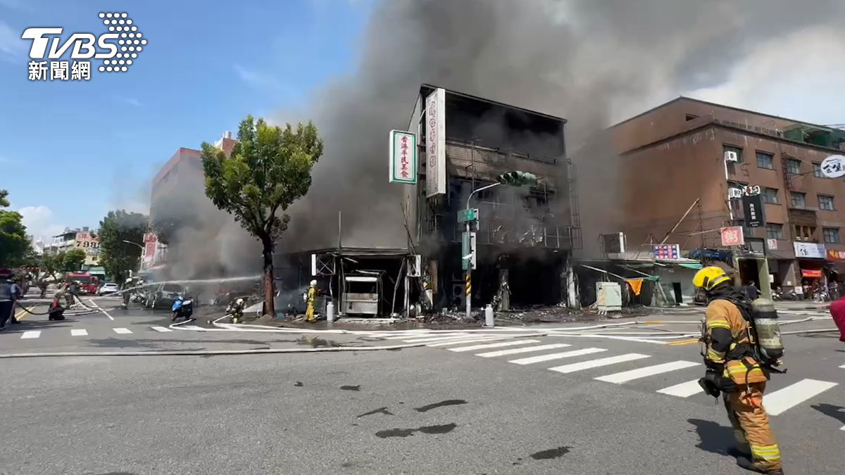 假期不平靜!高雄知名宵夜麵店陷火海 三角窗延燒9攤2房