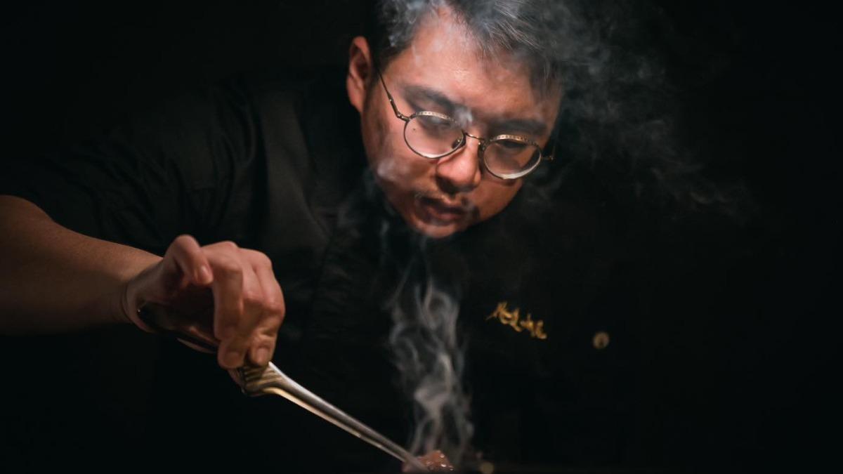 主廚鍾佳憲畢業於銘傳大學休閒遊憩管理學系,入社會後即進入燒肉店工作。(圖/翻攝自俺達の肉屋臉書)