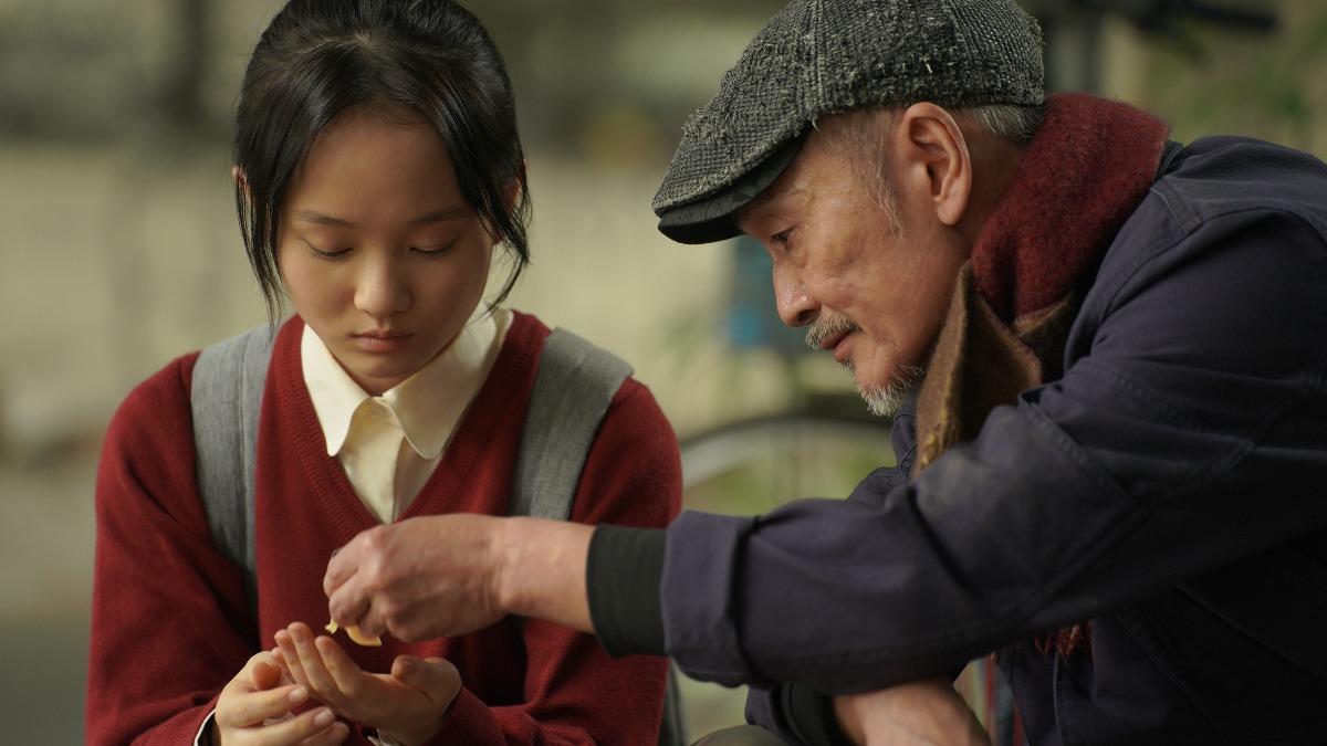 金馬新人方郁婷與國寶藝術家林鉅詮釋感人祖孫情。(圖/華映提供)