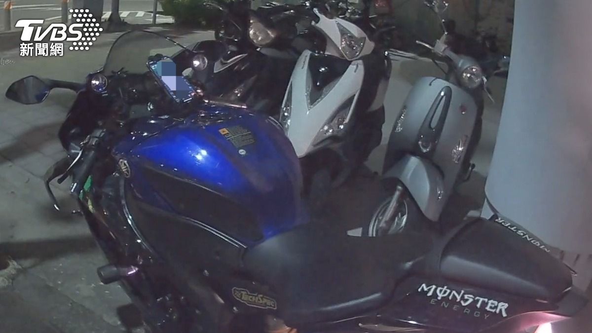 警方攔查裝著賽道管的YAMAHA R6重機。（圖／TVBS）