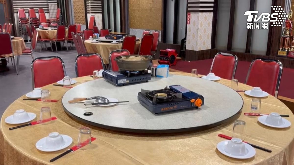 多名獅子會成員於23日晚間至中壢某台菜餐廳用餐。（圖／TVBS）