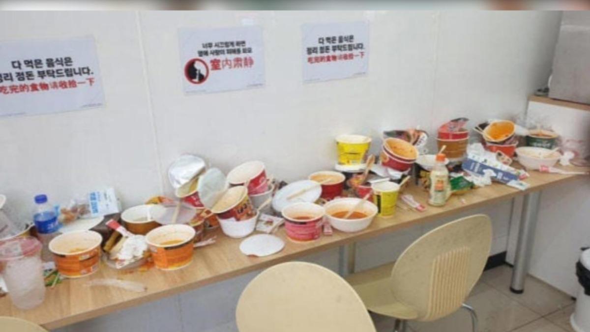 疑似韓國便利商店店員拍攝。該店疑似有大批中國遊客前往用餐，沒想到用完餐後桌上杯盤狼藉。（圖／翻攝japanese.joins）