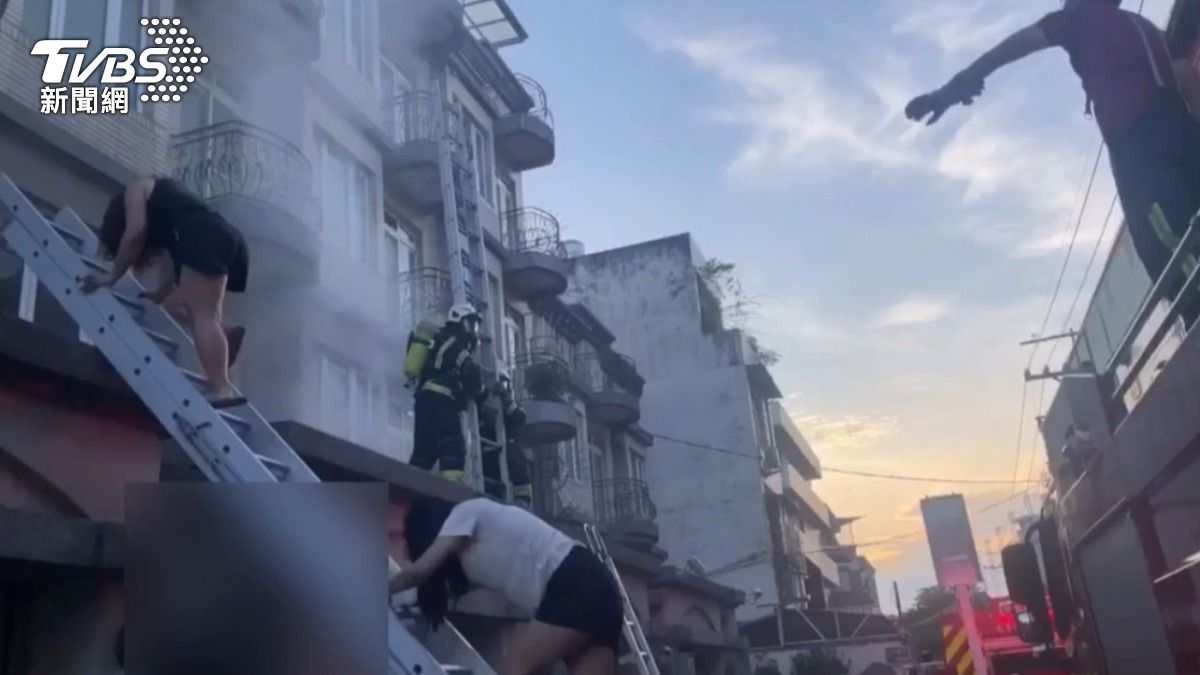 消防人員利用架梯於2樓、3樓救出剩餘住戶。(圖/TVBS)