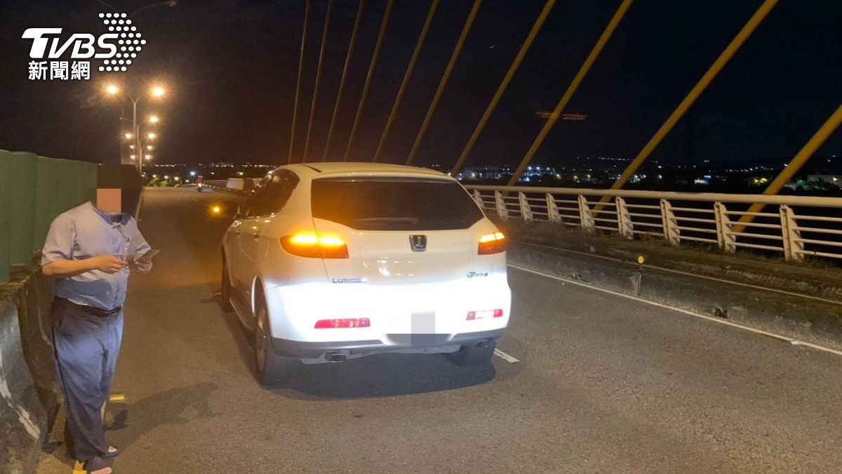 回老家找年邁爸媽吃飯!台中男沒油狂開35公里 車卡橋上尷尬了