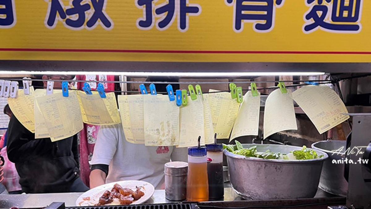 用餐時間訂單一整排沒消過,牛小排麵、滷味幾乎是每桌必點。(圖/安妮塔ANiTa)