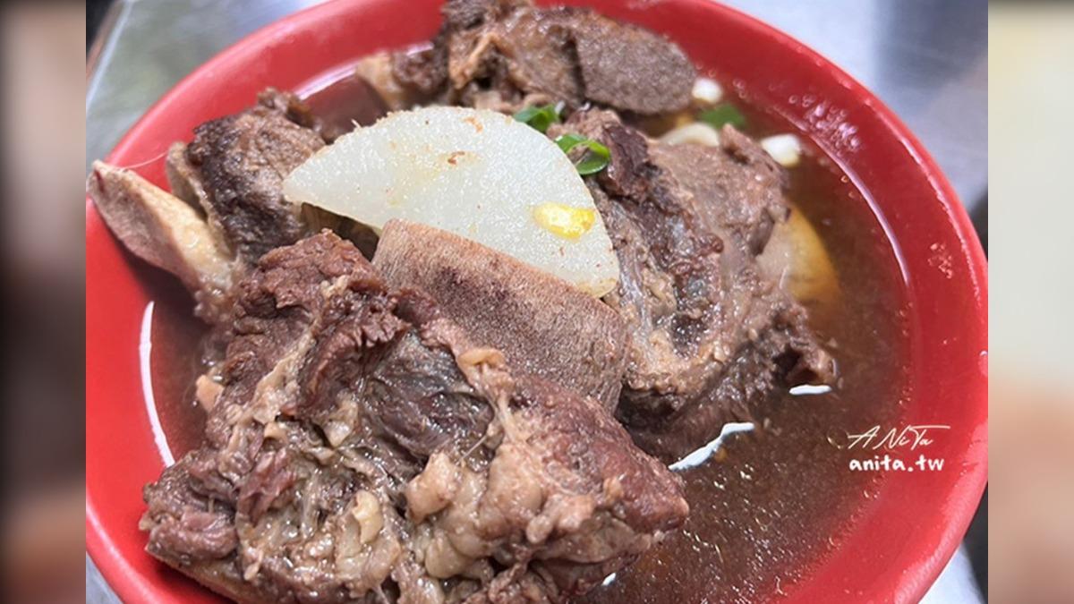 「牛小排麵」(170元)上面有4塊小排,有的還很巨大。(圖/安妮塔ANiTa)