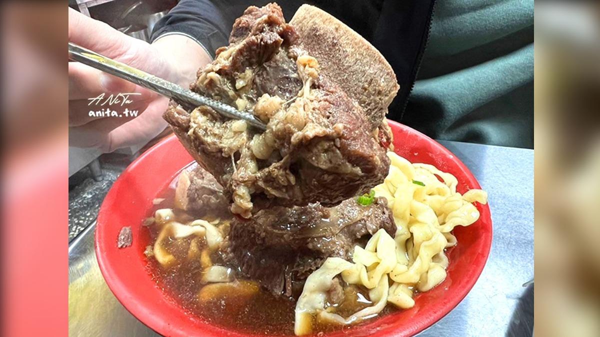 牛小排燉得軟嫩入味,用筷子一夾骨肉就分離,直接拿起來嗑超爽~(圖/安妮塔ANiTa)