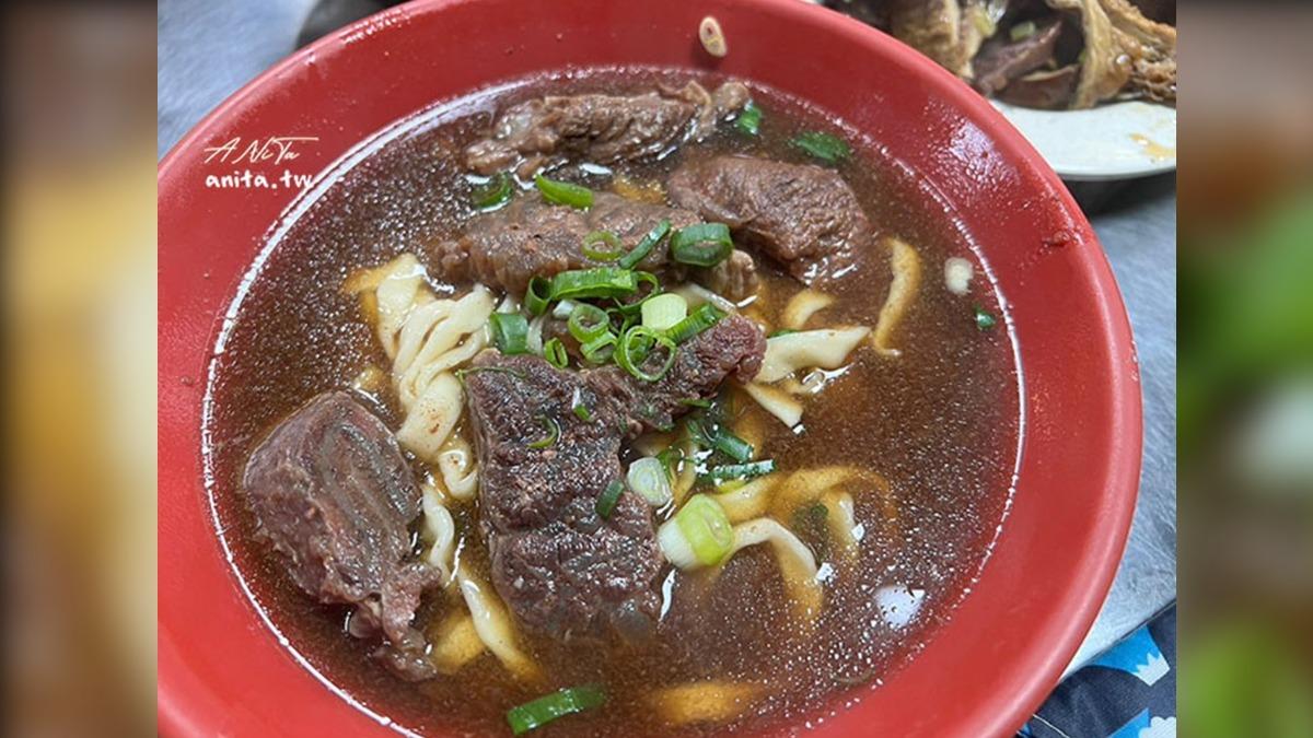 「紅燒牛肉麵」(150元)的紅燒湯頭有大骨及蔬菜的甜味。(圖/安妮塔ANiTa)