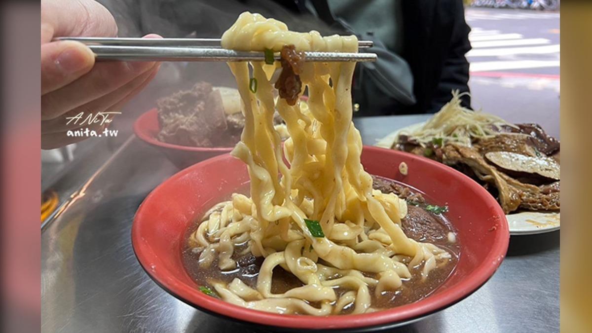 整碗分量十足,食量小的需要分食,也可以免費續湯。(圖/安妮塔ANiTa)