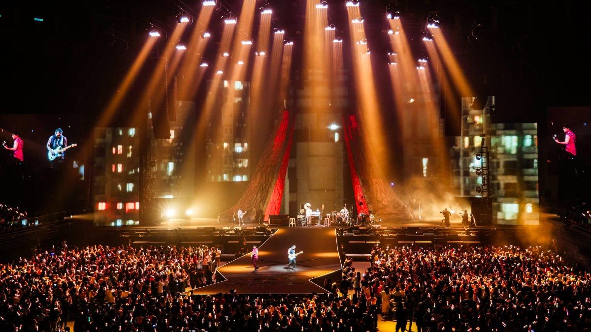 五月天滿場跑,開心和歌迷們互動。(圖/相信音樂提供)