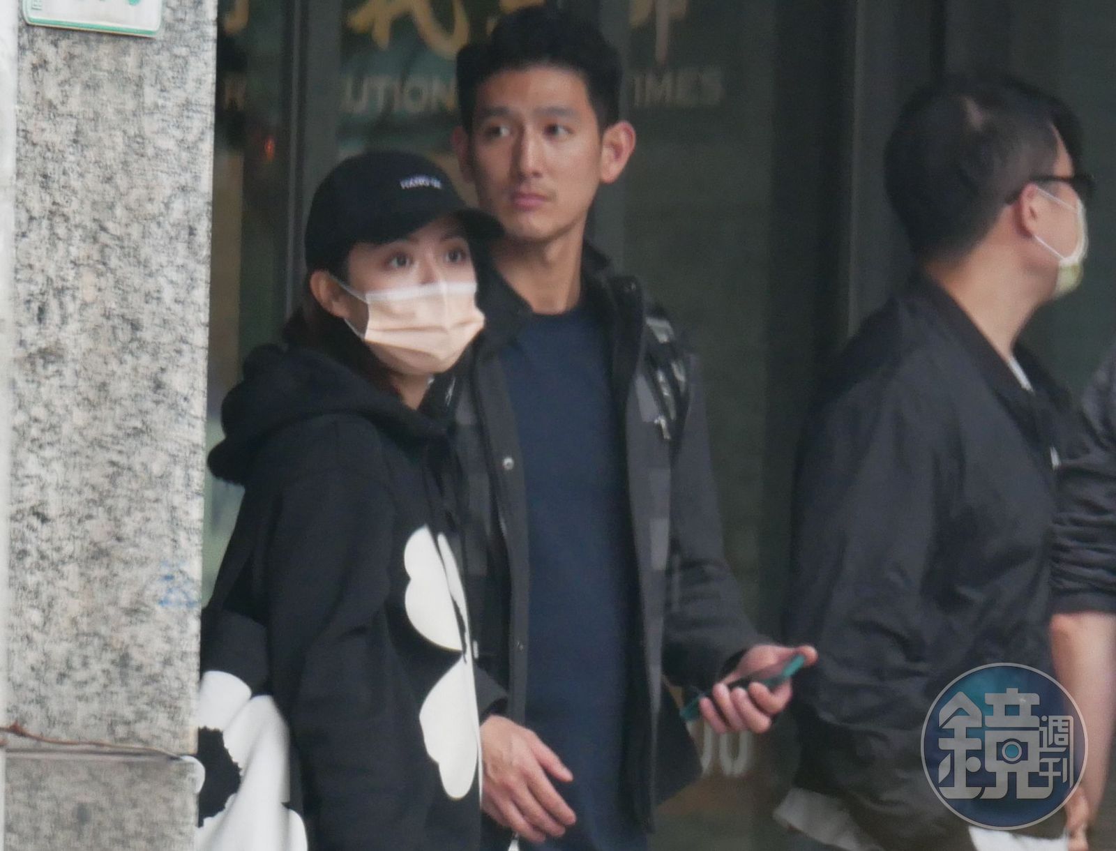本刊曾捕獲宋芸樺和男友,男友有些神似余文樂。(圖/鏡週刊)