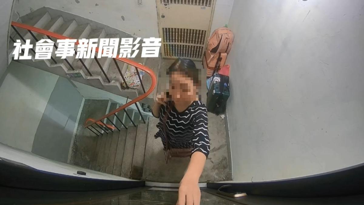 婦人在樓梯間徘徊。(圖/翻攝社會事新聞影音)