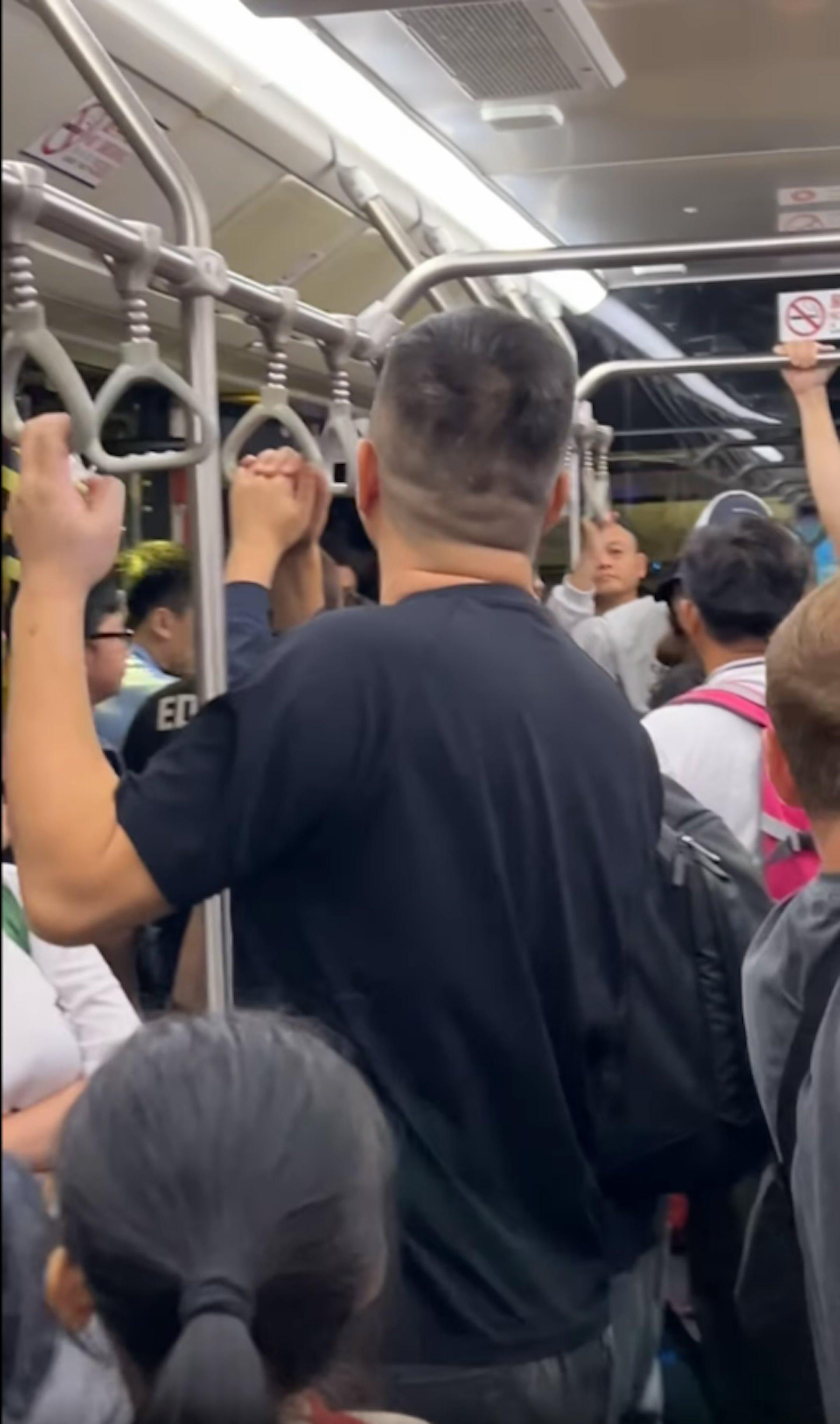 乘客受困在接駁巴士長達一小時。(圖/翻攝自HK Express香港快運及旅行資訊關注組臉書)