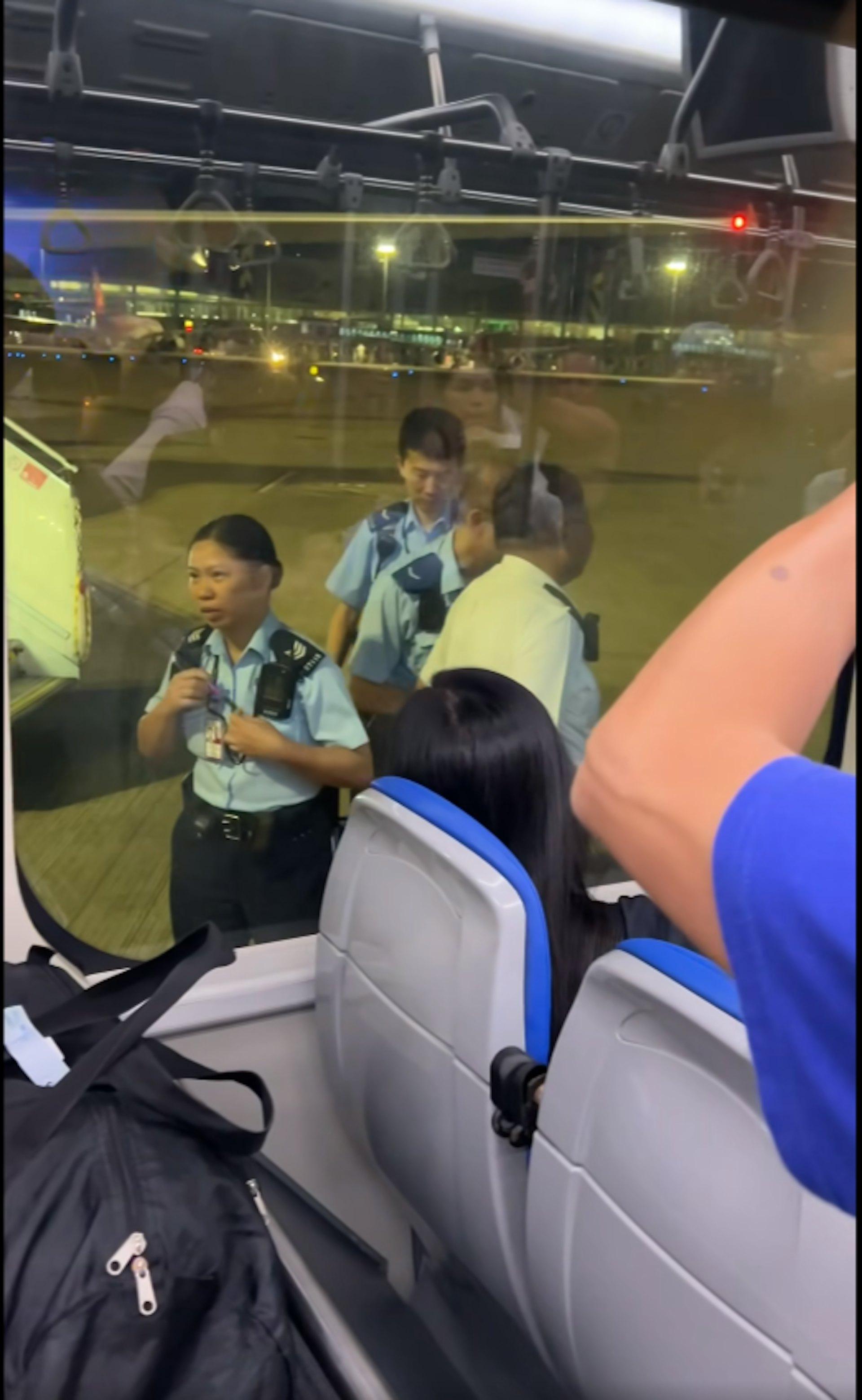 香港員警到場調查,待補一名中國男子。(圖/翻攝自HK Express香港快運及旅行資訊關注組臉書)