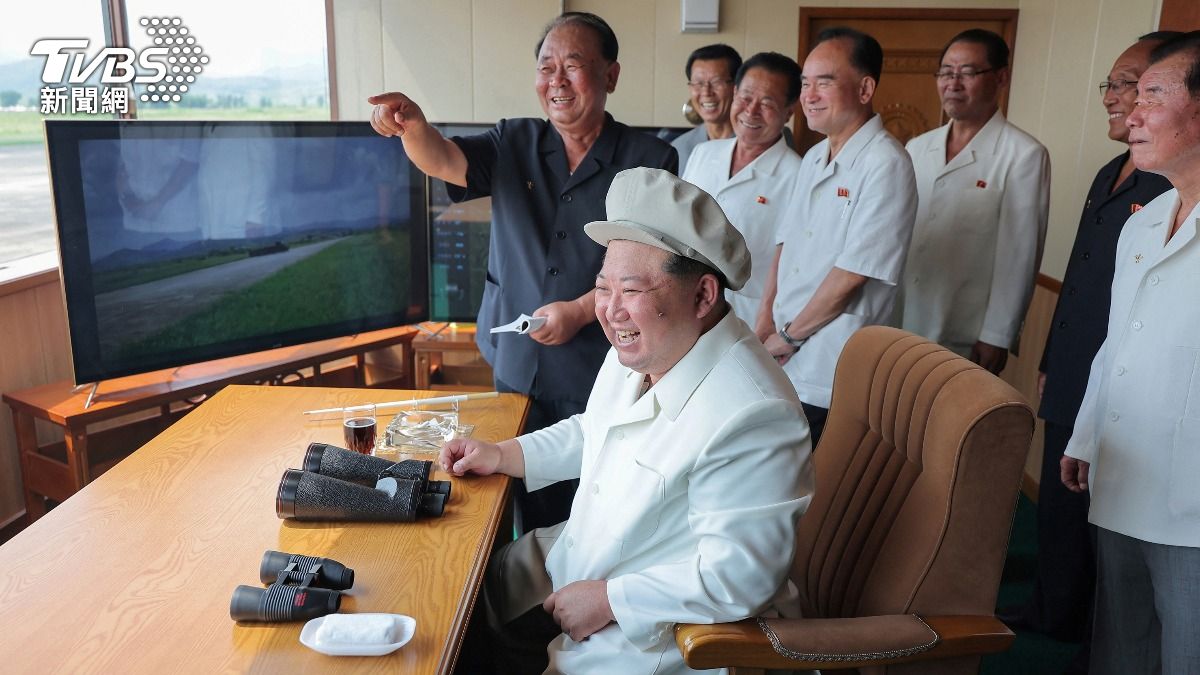 金正恩全白戴帽新造型視察無人機 意外撞臉「台灣國民零食」