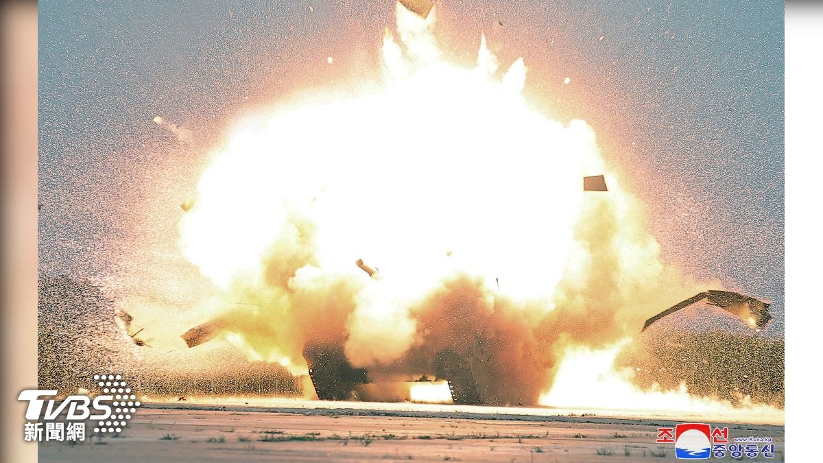 金正恩親自校閱無人機測試,成功命中摧毀疑為南韓K2坦克的目標。(圖/達志影像路透社)