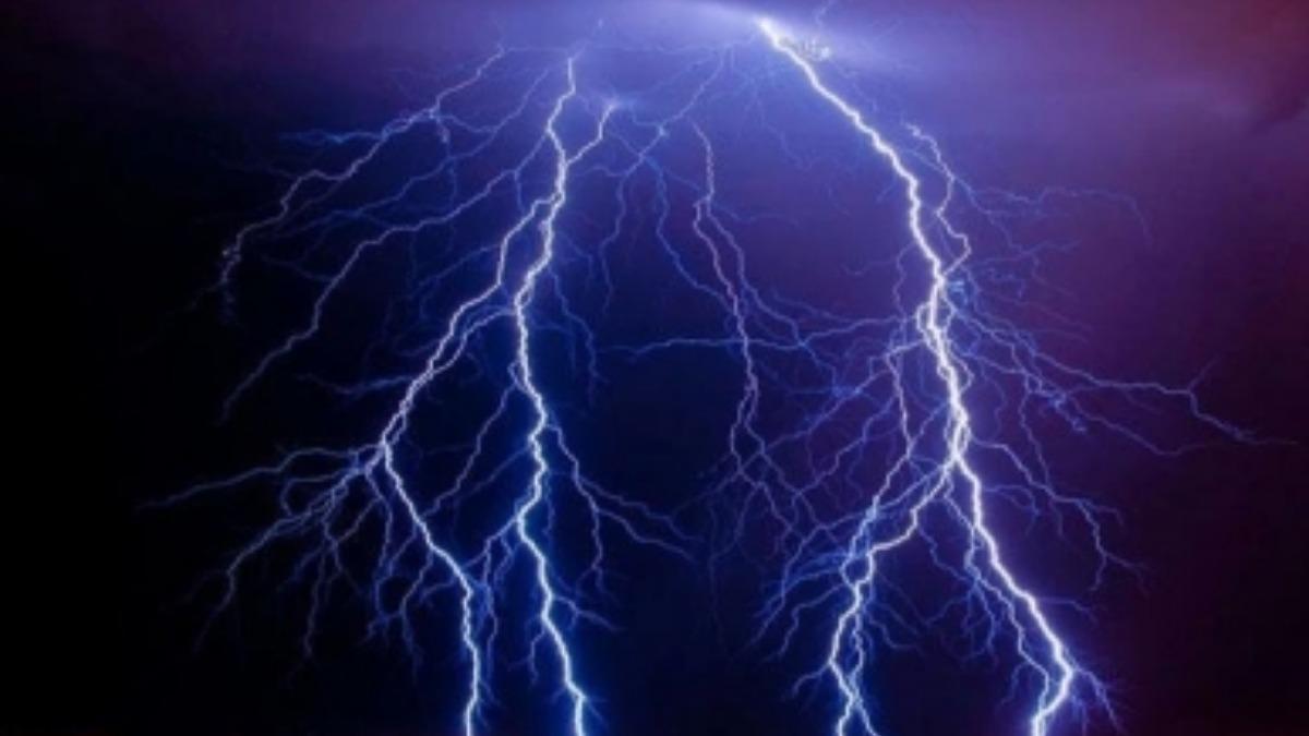 雨天揪踢足球！越南國中生「遭落雷劈中」　3人昏倒1人當場喪命