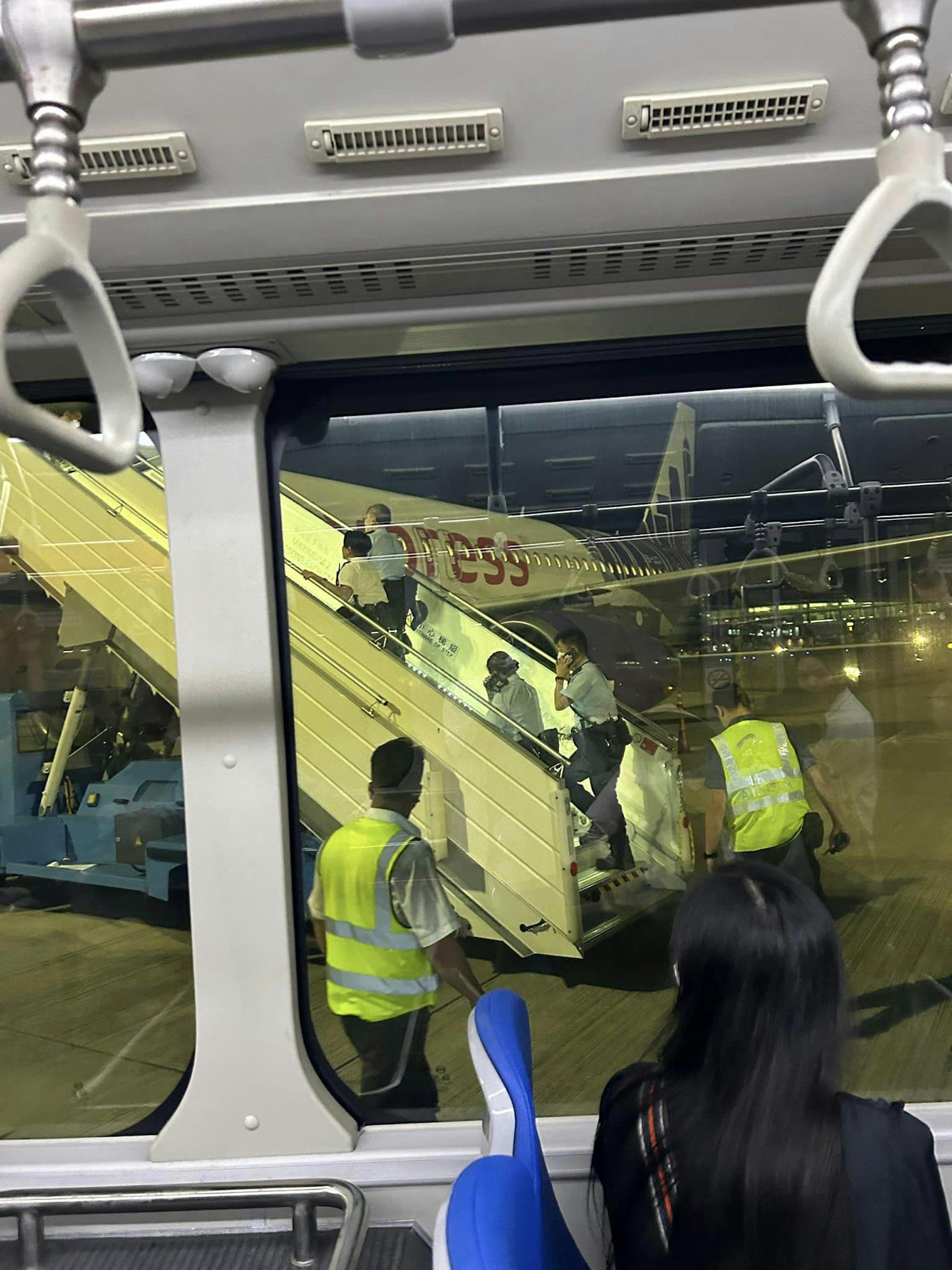 香港UO561航班疑發生竊盜案,警員到場調查。(圖/翻攝自HK Express香港快運及旅行資訊關注組臉書)