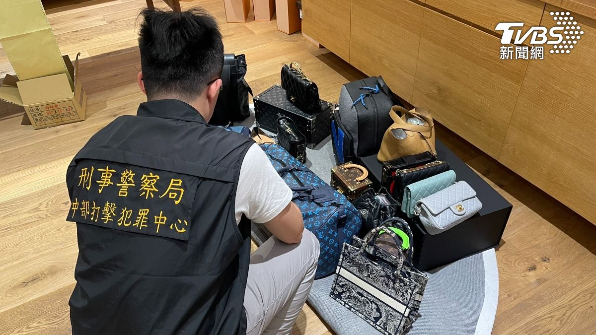 李男家中有不少名牌包。(圖/TVBS)