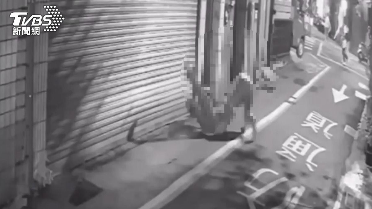 你撞到我了！轎車開進窄巷爆衝突　駕駛、行人當街互毆