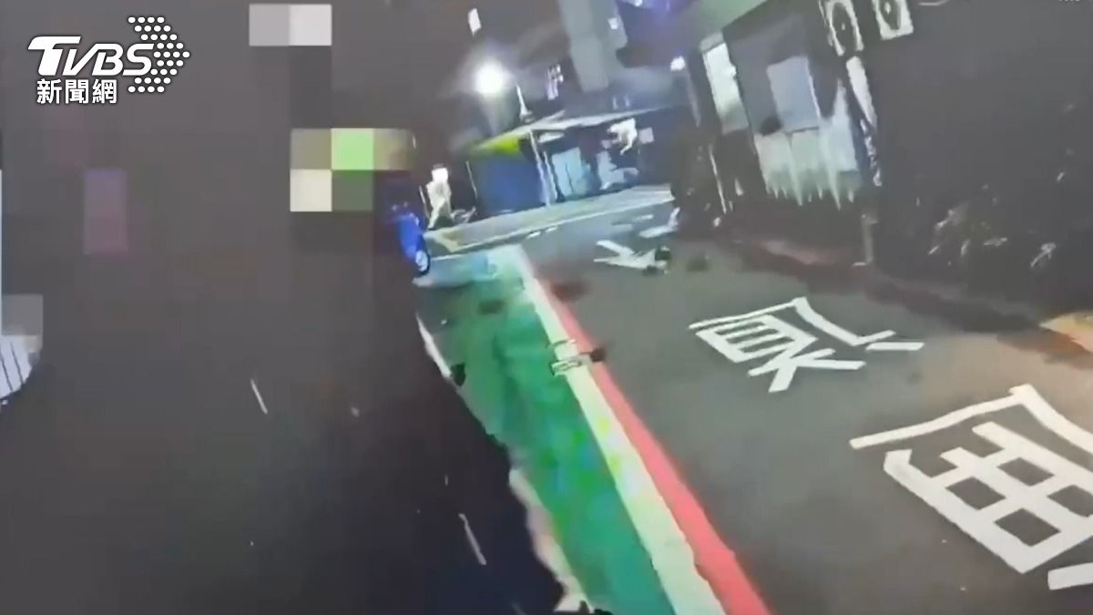 行人、駕駛當街互毆，警方到場關切。（圖／TVBS）