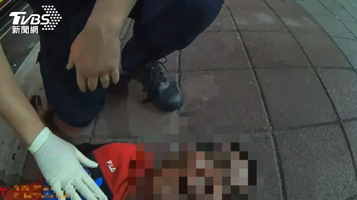 洪姓老翁突然倒地失去意識,警員立即幫忙急救並打電話報案。(圖/TVBS)
