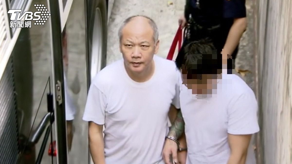 解放軍阮芳勇興奮向媒體打招呼。（圖／TVBS）