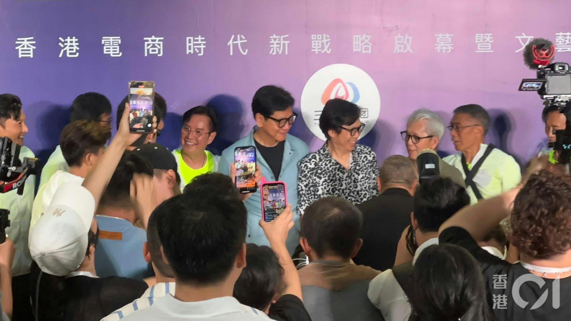 譚校長率明星足球隊現身！（圖／香港01）