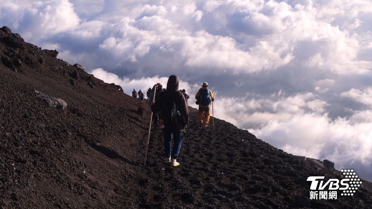 一名美籍女大學生在富士山下山時不慎摔倒導致警方需大動作動員登山救援隊和消防救援隊輪流揹該女大學生至山下。 (示意圖/達志影像Shutterstock)