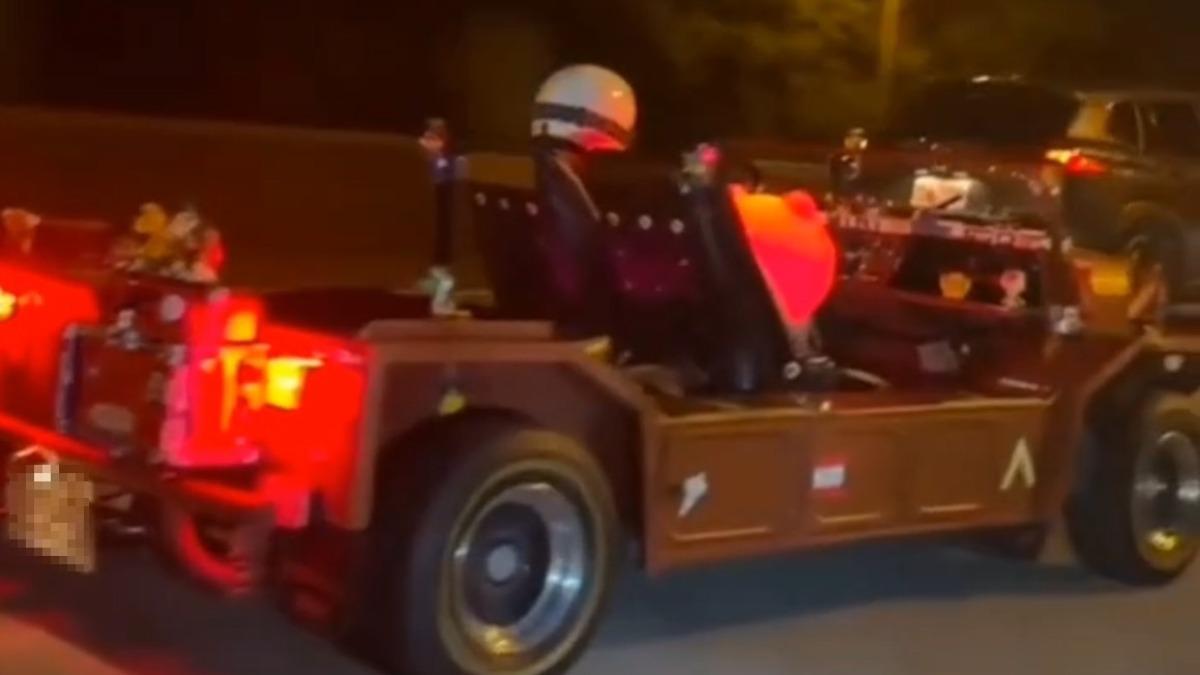該車副駕駛座上還擺放著會發光的公仔,相當搶眼。(圖/翻攝自社會事新聞影音)