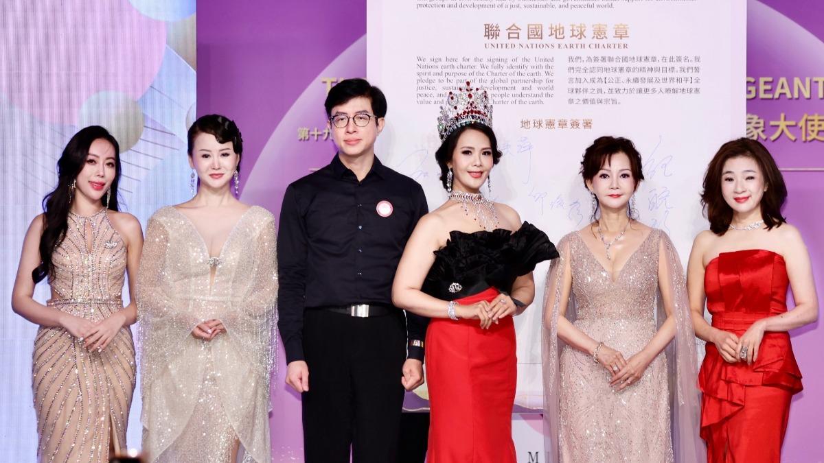 左起李雅楹、張如君、法喬醫美診所總院長邱浚彥、蕭美萍、紀皖珍、晶璽健康事業集團執行長何修榕參與盛會。(圖/中華全球城市選拔協會提供)