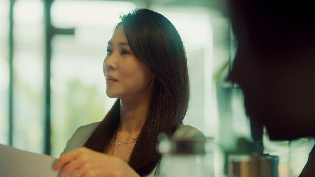 《影后》謝盈萱飾演王牌經紀人。(圖/Netflix提供)