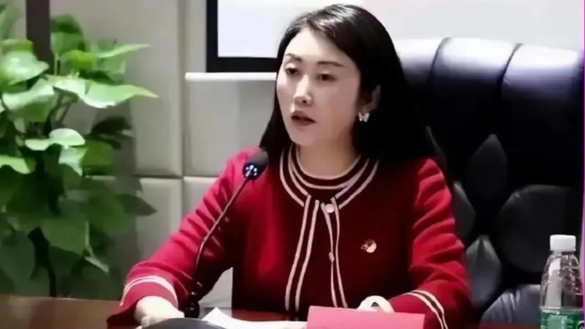 中國女高官床戰3男!鹹濕簡訊外流「內外都潤滑」全裸照瘋傳