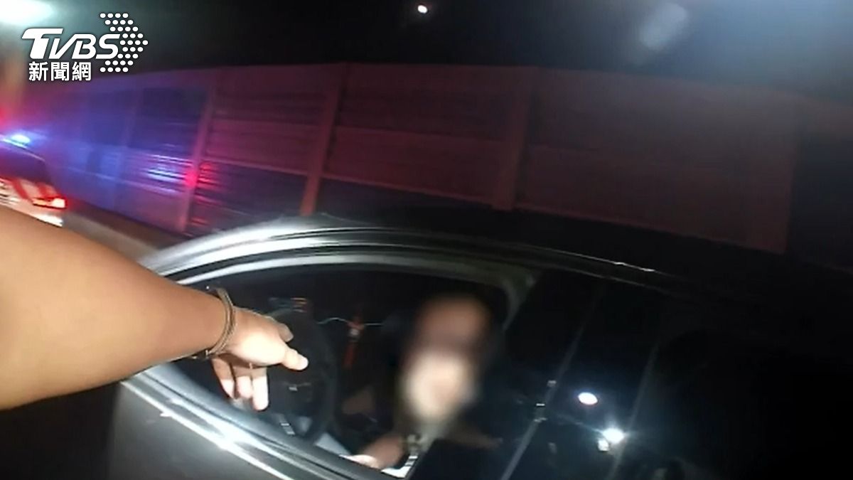 國道警方攔截懸掛假車牌車輛。(圖/TVBS)