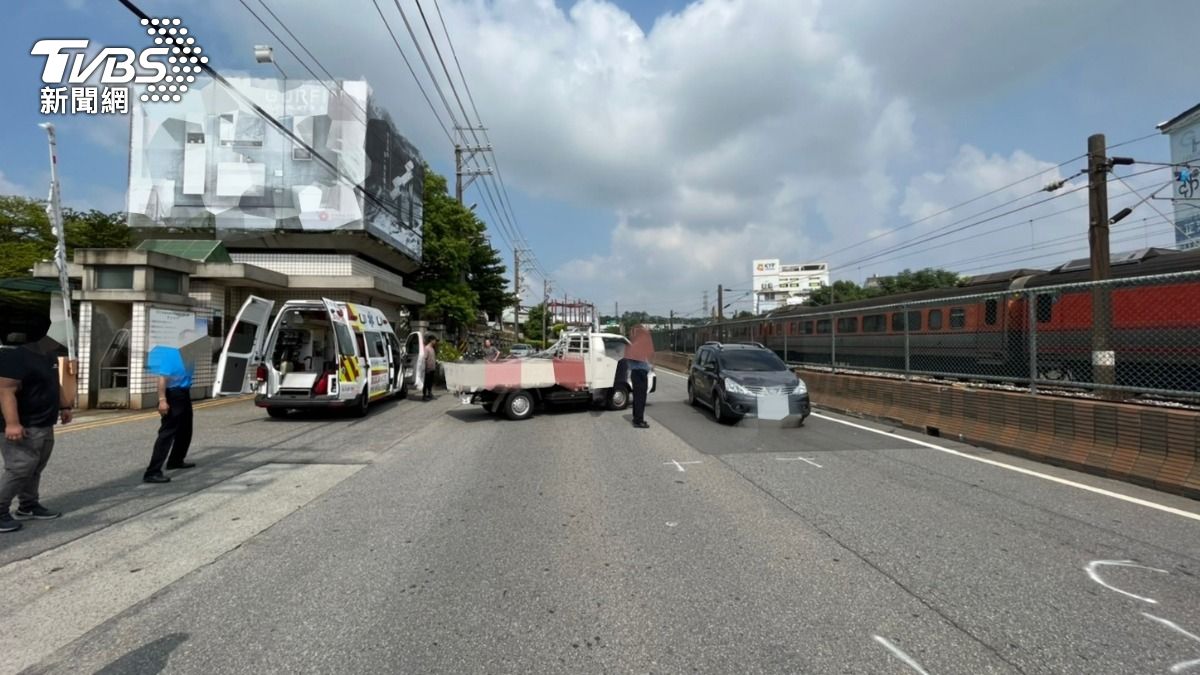 雙載機車猛撞小貨車。(圖/TVBS)