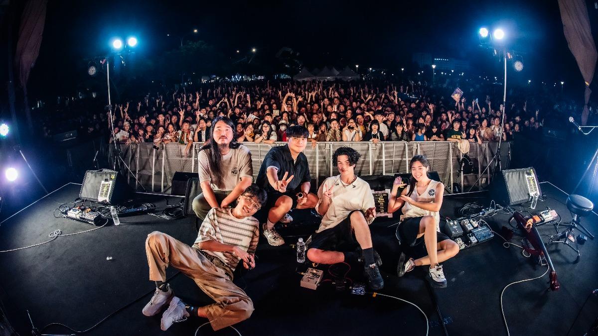 人氣樂團唱一半連續三架飛機經過　團員驚呼：跟松山機場講好？