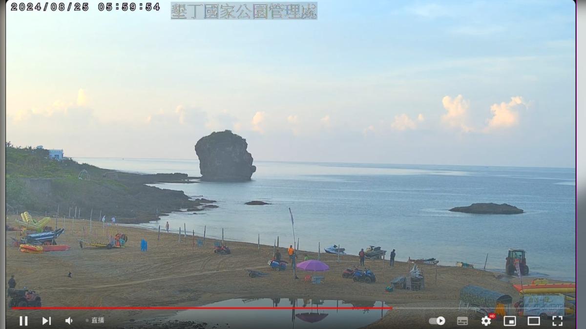 網友PO出昨日清晨沙灘上的景象,指出陽傘位置紋絲不動。(圖/翻攝自youtube「 ktnpworld」)
