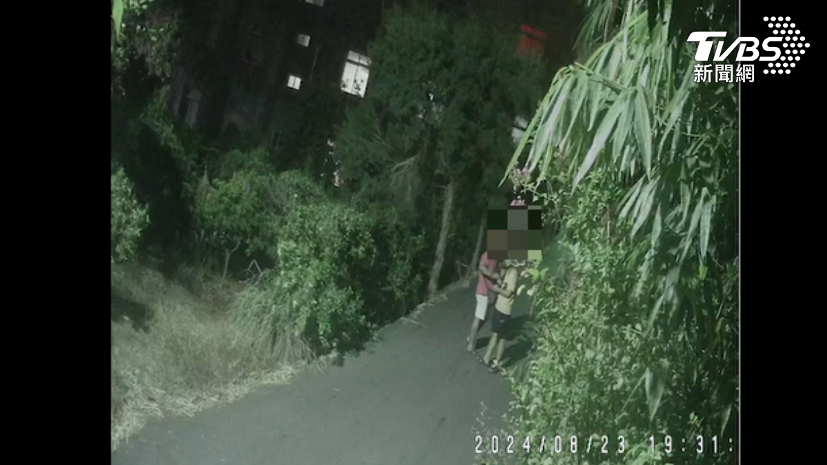 父子倆持空氣槍掃射的聲響嚇壞不少民眾。（圖／TVBS）