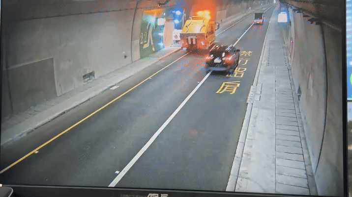 防撞車才剛停下準備作業，就遭到小客車撞擊。（圖／TVBS）