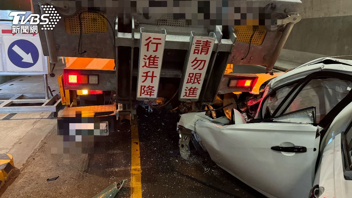 有片/追撞防撞車!蘇花改觀音隧道轎車「直插卡死」 駕駛急送醫