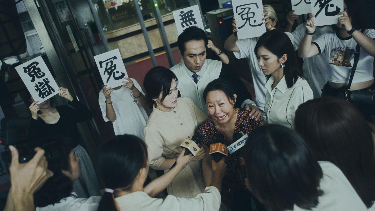 《無罪推定》楊小黎(左)、蔡黃汝(右)幫助呂雪鳳(中)。(圖/華視提供)