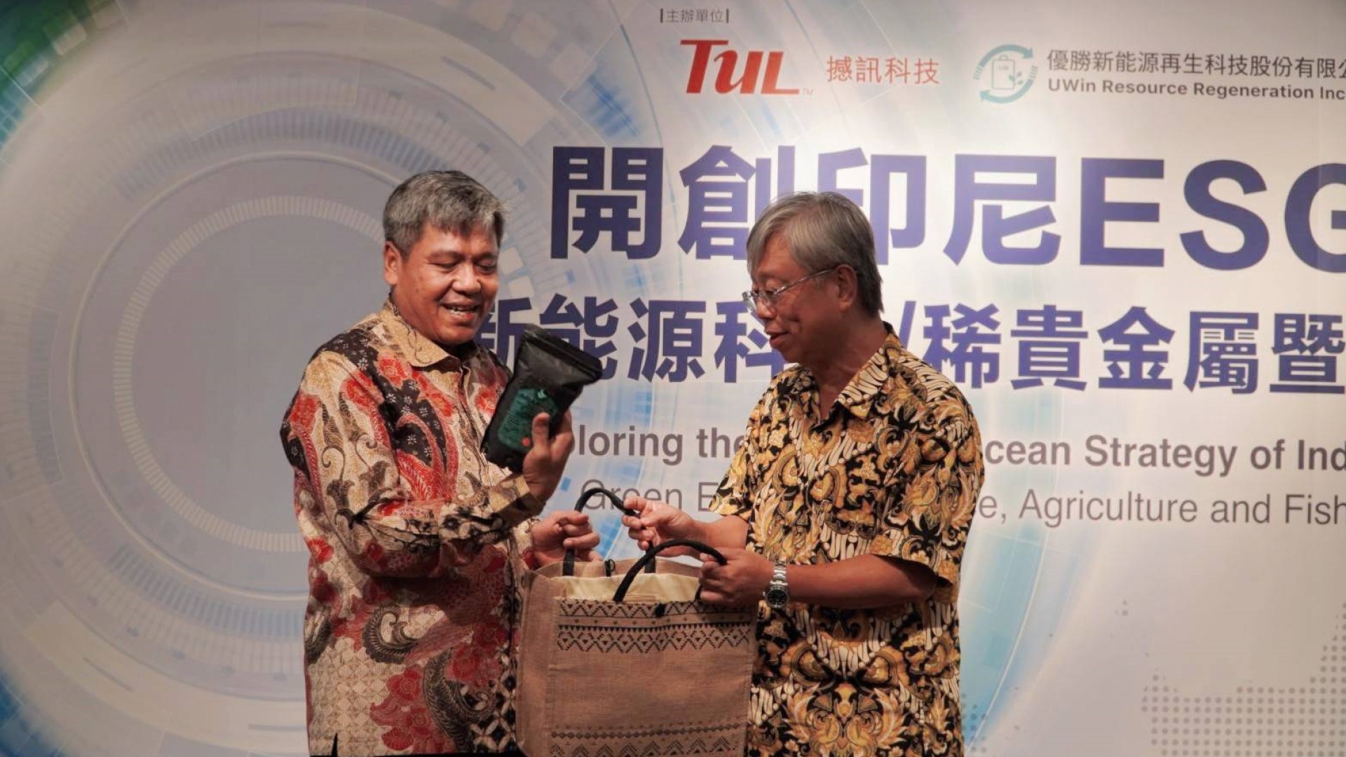 ▲印尼工業部副部長Putu Juli Ardika致贈紀念品予撼訊科技總經理陳劍威。(照片由優勝新能源提供)