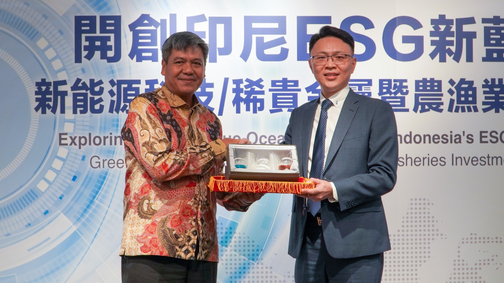 ▲優勝新能源董事長許景翔致贈紀念品予印尼工業部副部長Putu Juli Ardika。(照片由優勝新能源提供)