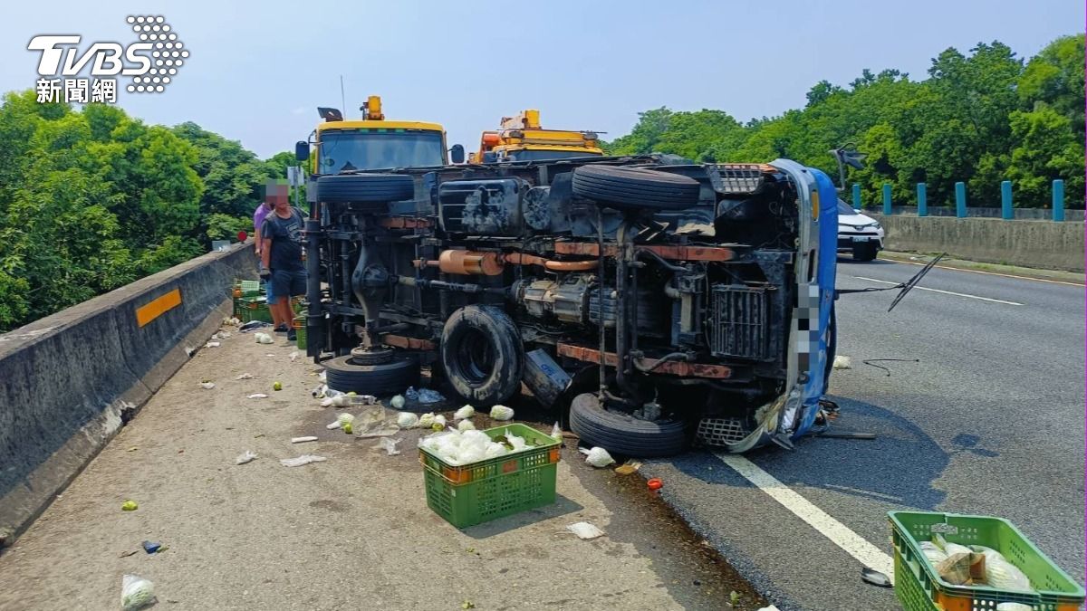 國道1號小貨車碰撞「冰掐」！滿箱芭樂炸飛路肩　回堵2公里